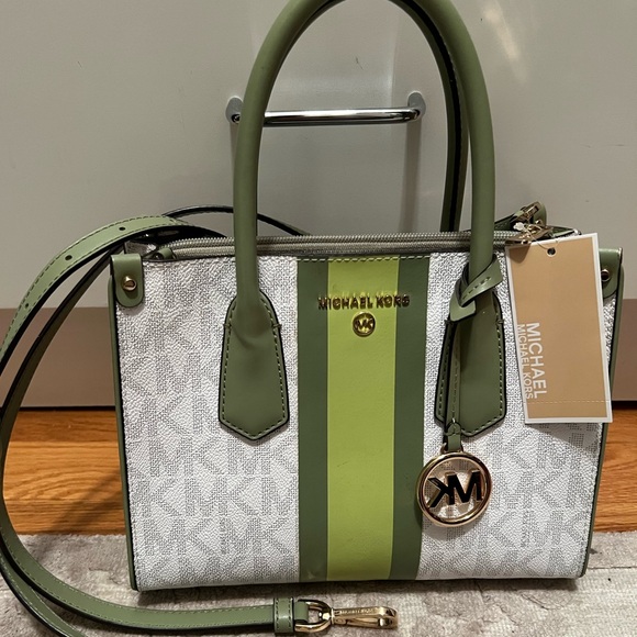Michael Kors Handbags - Michael Kors Jet Set (R $298) Crossbody NWT
